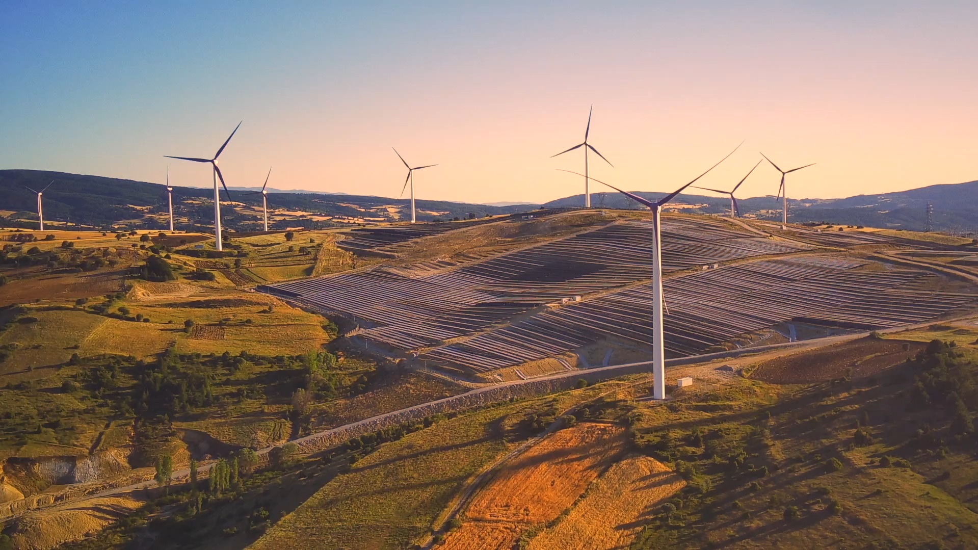 Aydem Renewables Doubles Wind Capacity in Uşak with New Purple Turbine Blades!